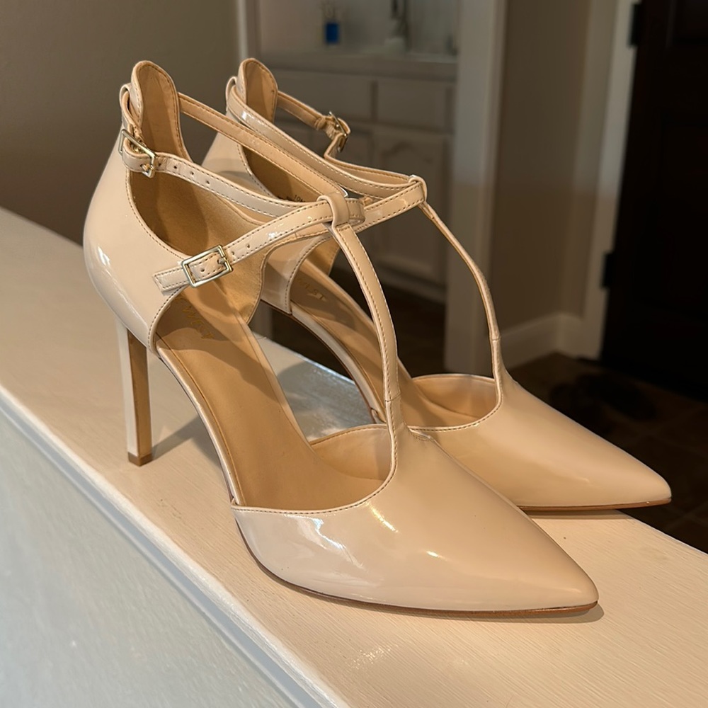 NWOT Nine West Tayley Pump White Beige Patent T Strap Pump